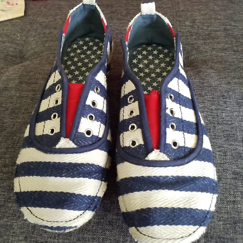 Shoes - Picture 2 of 3
